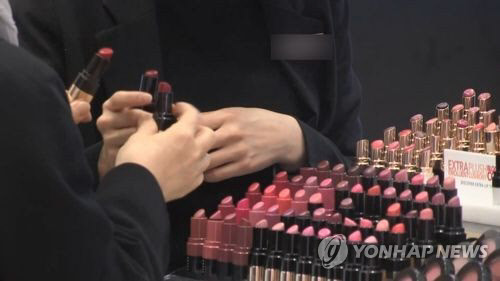 백화점 화장품 매출이 반등하고 있다. <연합뉴스>